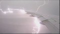雷が飛行機の翼の落ちて燃えた